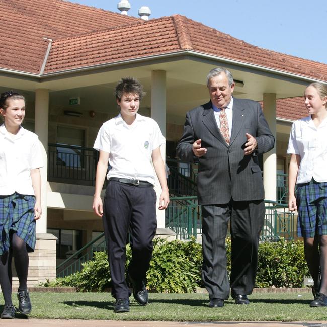 Retiring Headmaster of Somerset College Barry Arnison with ( L TO R ) Romy Garrett(15) Brandon Svedinek(15) Michaela Orsmand(12)