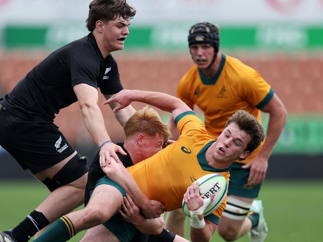 HAMILTON, NEW ZEALAND - OCTOBER 06: Angus Grover of Australia  (C) during the match between Australia U18s and New Zealand Schools at FMG Stadium Waikato on October 06, 2024 in Hamilton, New Zealand. (Photo by Fiona Goodall/Getty Images for Rugby Australia)