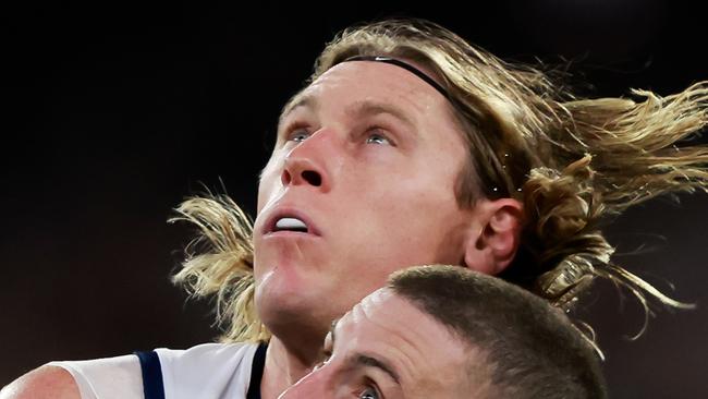 MELBOURNE, AUSTRALIA - MARCH 17: Mark Blicavs of the Cats and Darcy Cameron of the Magpies compete for the ball during the 2023 AFL Round 01 match between the Geelong Cats and the Collingwood Magpies at the Melbourne Cricket Ground on March 17, 2023 in Melbourne, Australia. (Photo by Dylan Burns/AFL Photos via Getty Images)