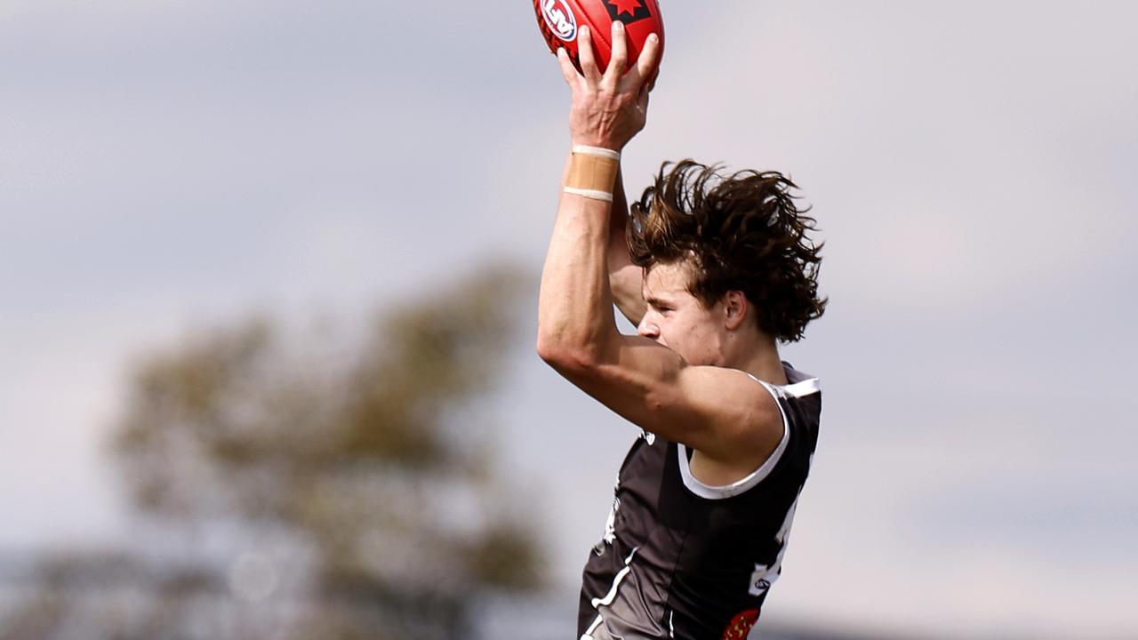 The Jeremy Cameron-like Aaron Cadman. Picture: Jonathan DiMaggio/AFL Photos