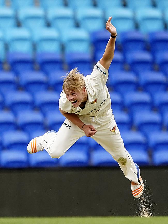 Nathan Ellis bowls during a Marsh Sheffield Shield cricket match. Picture: AAP Image/Dave Hunt