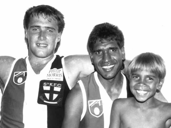 1990. St Kilda's Tony Lockett with Jimmy Krakouer and son Andrew Krakouer, aged 7. Jim Krakouer.  [Sun 18/3/1990]