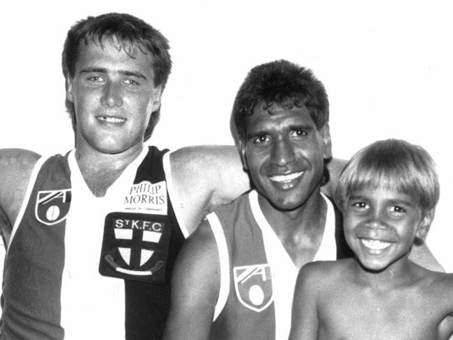 1990. St Kilda's Tony Lockett with Jimmy Krakouer and son Andrew Krakouer, aged 7. Jim Krakouer.  [Sun 18/3/1990]