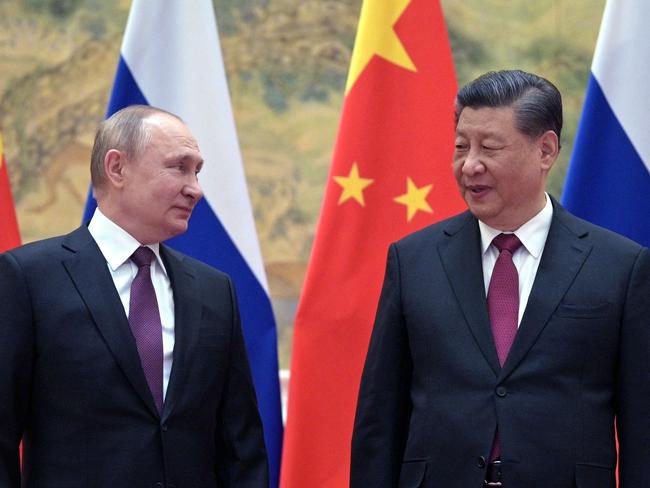 TOPSHOT - Russian President Vladimir Putin (L) and Chinese President Xi Jinping pose for a photograph during their meeting in Beijing, on February 4, 2022. (Photo by Alexei Druzhinin / Sputnik / AFP)