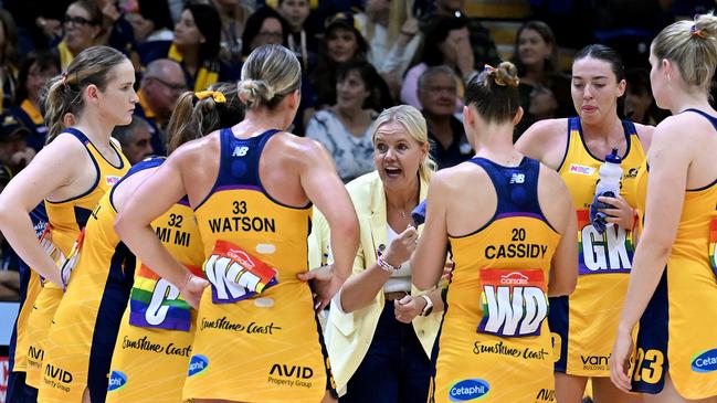 Head Coach Belinda Reynolds of the Lightning speaks to the players. Picture: Bradley Kanaris/Getty Images.