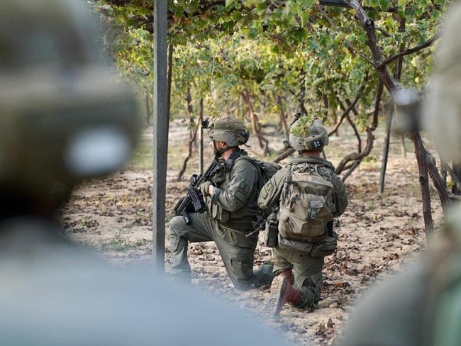 This handout picture released by the Israeli army on November 7, 2023, shows troops during operations in northern Gaza, amid continuing battles between Israel and the Palestinian militant group Hamas. (Photo by Israeli Defence Forces / AFP) / RESTRICTED TO EDITORIAL USE - MANDATORY CREDIT "AFP PHOTO / ISRAELI DEFENCE FORCES  " - NO MARKETING NO ADVERTISING CAMPAIGNS - DISTRIBUTED AS A SERVICE TO CLIENTS