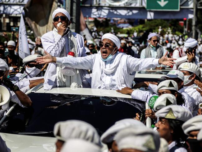 Radical Indonesian cleric Rizieq Shihab (C) has called for ‘blasphemers against Islam’ to be executed. Picture: AFP