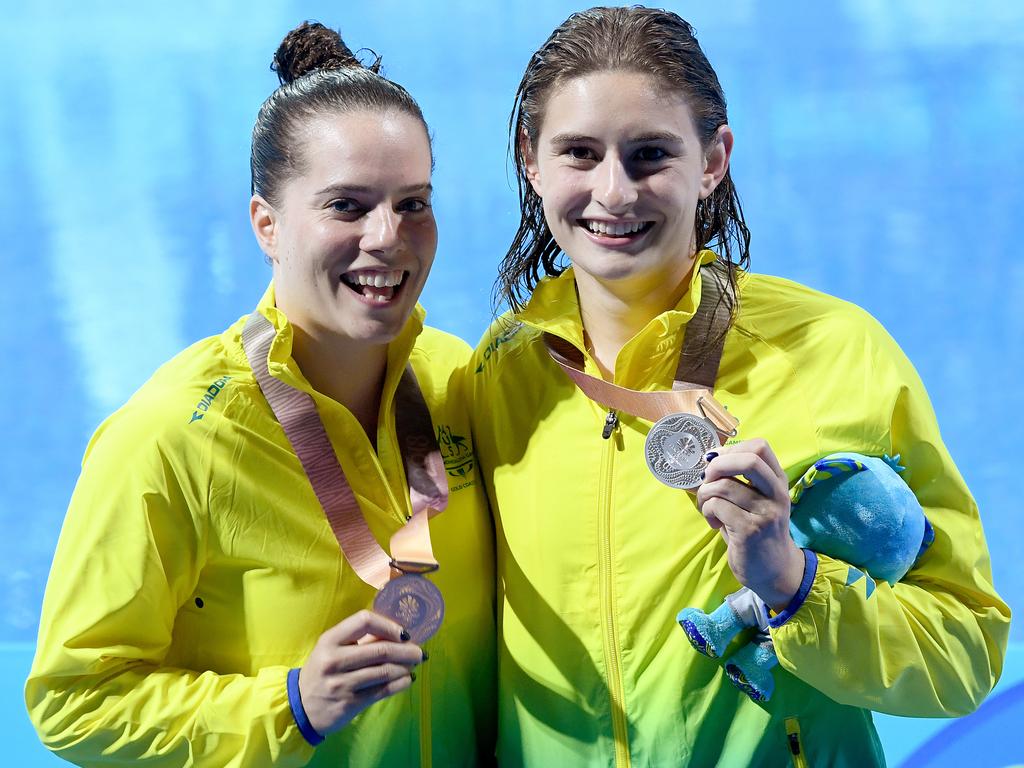 Bronze medallist Anabelle Smith (left) and silver medallist Maddison Keeney pose with their medals after the 3m springboard final.