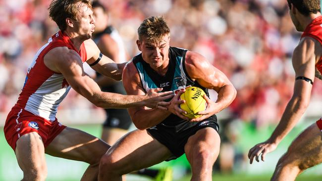 Ollie Wines keeps the ball despite pressure from Callum Mills. Picture: AAP / Brendan Esposito