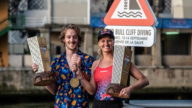 Overall World Series winners Gary Hunt and Rhiannan Iffland pose with the King Kahekili trophies and the FINA High Diving World Championship medal. Pic: Red Bull