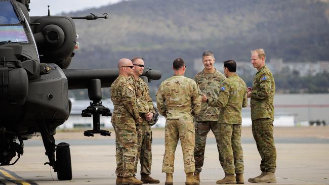 Chief of Army, Lieutenant General Simon Stuart talks with the US Army AH-64E Apache flight crew.