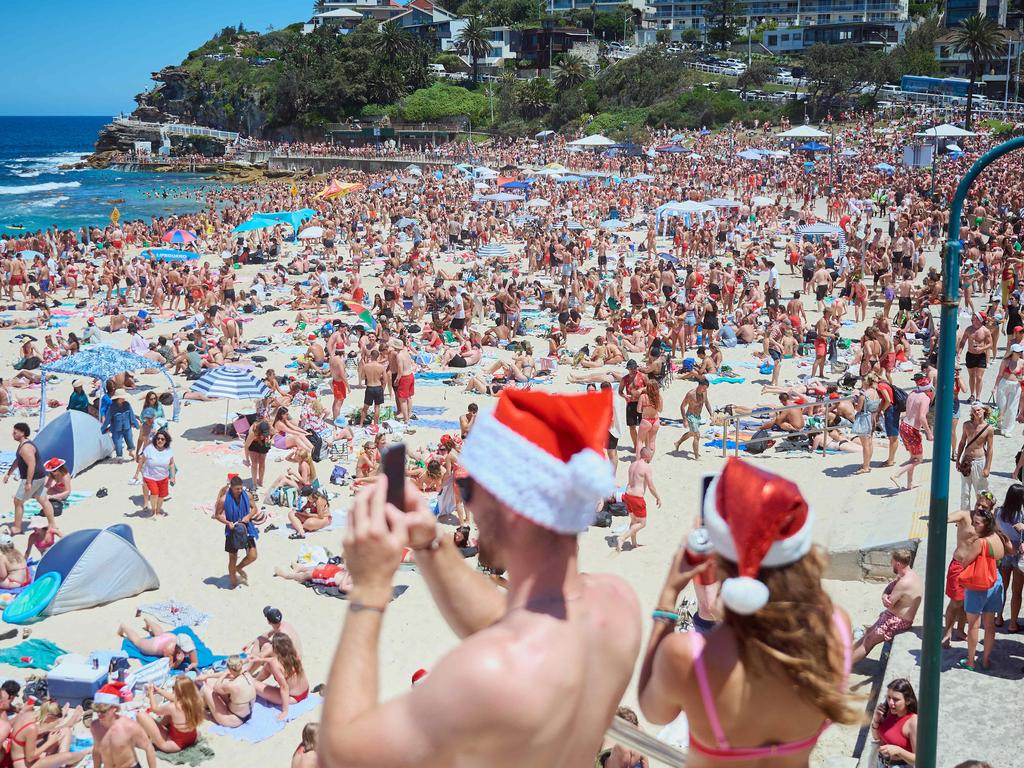 Thousands of beachgoers at Bronte Beach on Christmas Day: Picture: Flavio Brancaleone