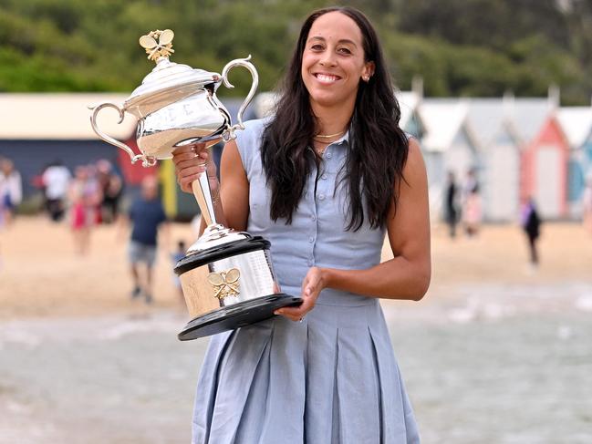 USA's Madison Keys poses with the 2025 Australian Open winner's trophy on the Brighton Beach in Melbourne on January 26, 2025, following her victory over Belarus' Aryna Sabalenka in the women's singles final of the tennis tournament. (Photo by WILLIAM WEST / AFP) / -- IMAGE RESTRICTED TO EDITORIAL USE - STRICTLY NO COMMERCIAL USE --