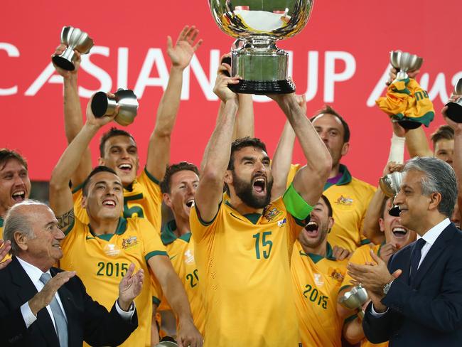 SYDNEY, AUSTRALIA - JANUARY 31: Mile Jedinak of Australia and his team celebrate as he lifts the trophy after victory during the 2015 Asian Cup final match between Korea Republic and the Australian Socceroos at ANZ Stadium on January 31, 2015 in Sydney, Australia. (Photo by Mark Kolbe/Getty Images)