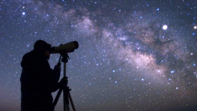 A keen photographer has captured a dying comet hurtling through the cosmos. It was briefly visible to the naked eye from kunanyi/Mount Wellington on the night of January 26.