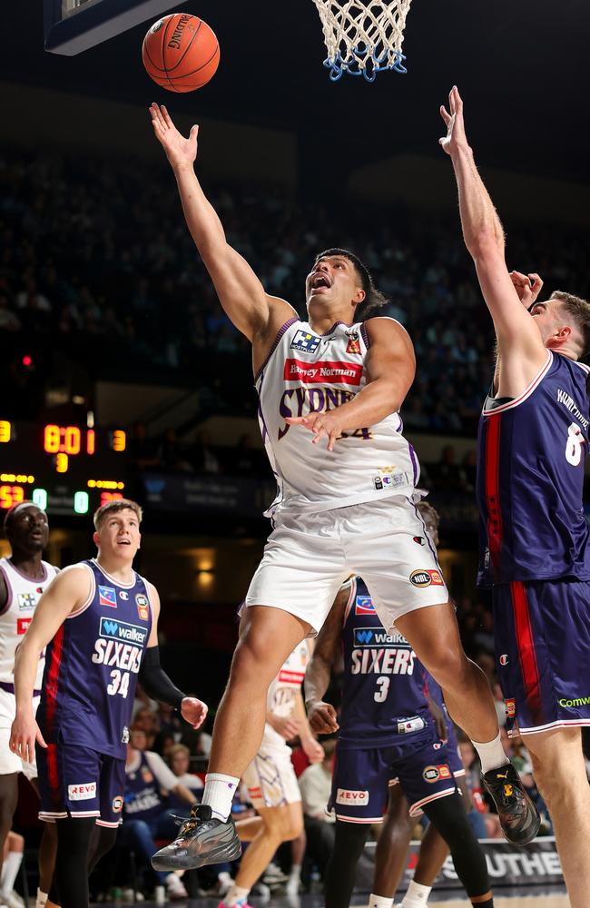 Keli Leaupepe beats 36ers star Issac Humphries for the ball. Picture: Getty Images