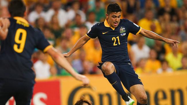 Massimo Luongo (R) of Australia fights for the ball with Han Kook Young (L) of South Korea during the first round Asian Cup football match between South Korea and Australia at the Suncorp Stadium in Brisbane on January 17, 2015. AFP PHOTO / PATRICK HAMILTON ---IMAGE RESTRICTED TO EDITORIAL USE - STRICTLY NO COMMERCIAL USE---