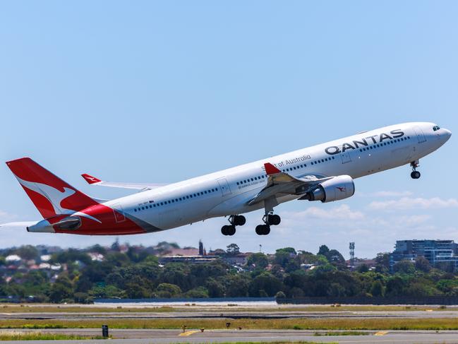 Daily Telegraph. 08, November, 2024.A Qantas flight taking off today at Sydney Airport.A Qantas flight from Sydney has been diverted back to the domestic airport after an ÃexplosionÃ in an engine, reportedly sparking a massive grass fire alongside the runway.Picture: Justin Lloyd.