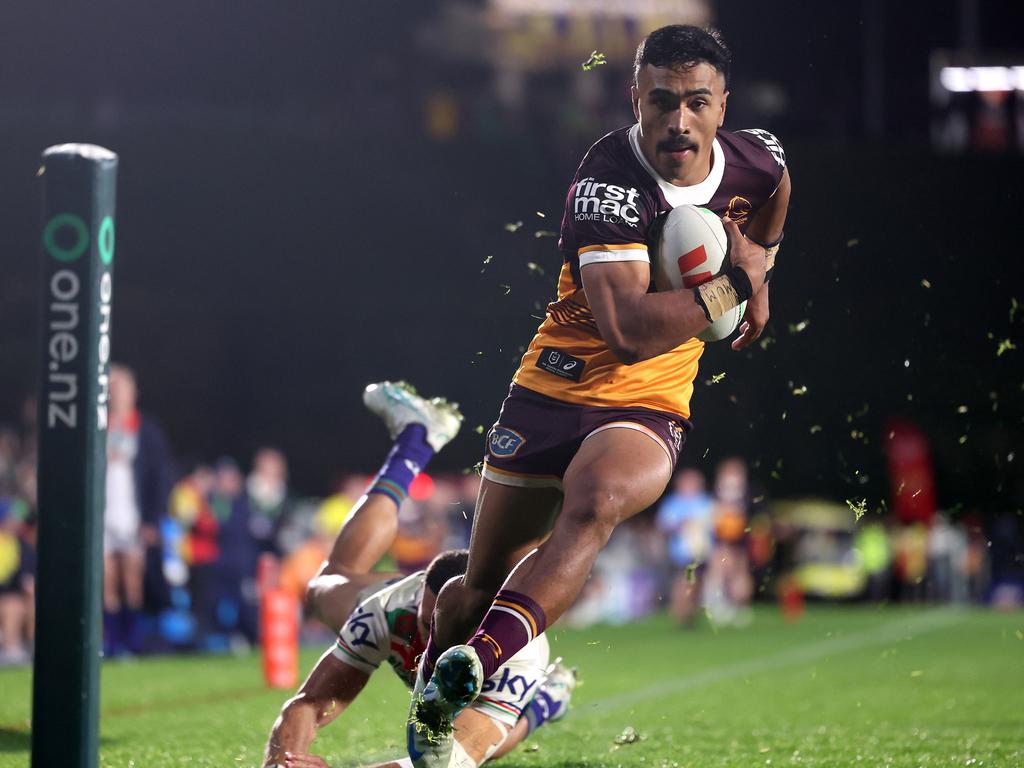 Deine Mariner of the Broncos scores a try. (Photo by Phil Walter/Getty Images)