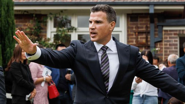 SYDNEY, AUSTRALIA - NewsWire Photos OCTOBER 28, 2023: Weeknd auction at 8 The Chase Rd, Turramurra. The house sold for 5,525,000 dollars, well over the reserve. The Auctioneer is Troy Malcolm. Picture: NCA NewsWire / David Swift