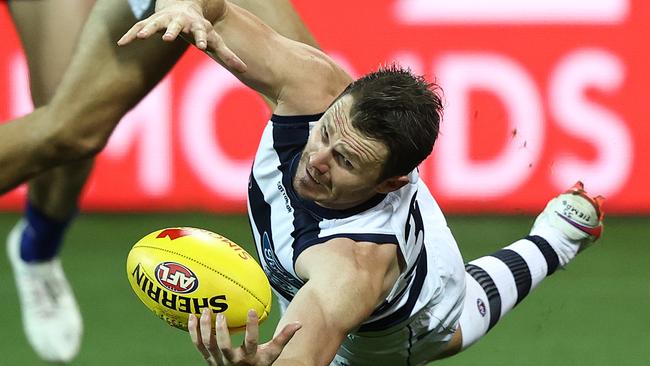 Patrick Dangerfield takes a difficult mark at full stretch. Picture: Getty Images