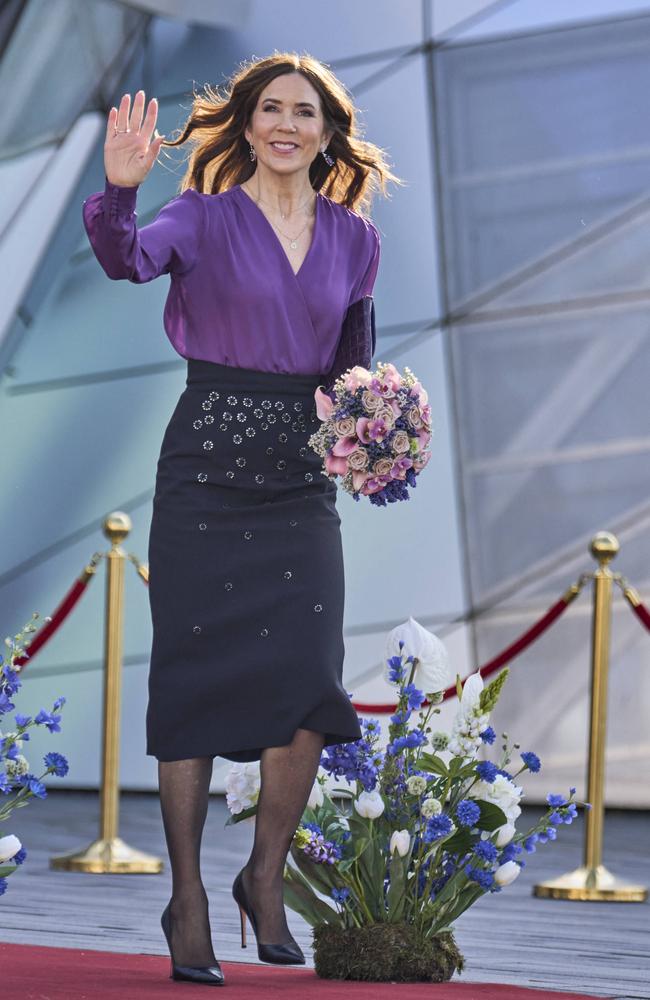 Queen Mary waves as she holds a posy of flowers in shades of mauve and purple to celebrate Aalborg University’s 50th anniversary at Musikkens Hus. Picture: Mega Agency