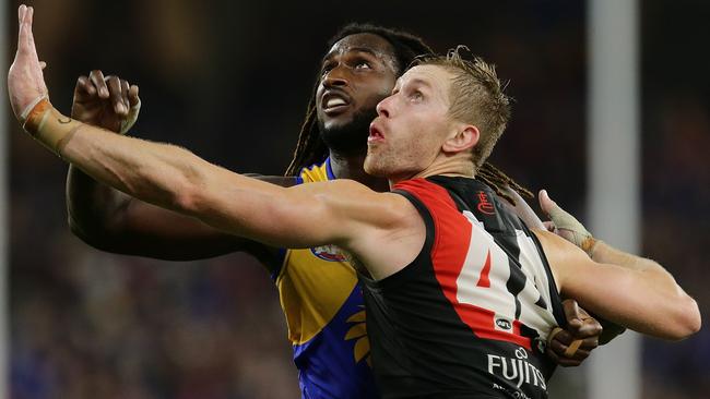 Shaun McKernan battles with Nic Naitanui at a boundary throw in.