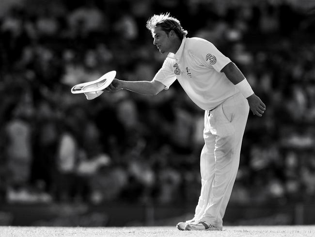 Shane Warne bows to the crowd at the end of day three of the fifth Ashes Test Match between Australia and England at the Sydney Cricket Ground on January 4, 2007. Picture: Getty Images