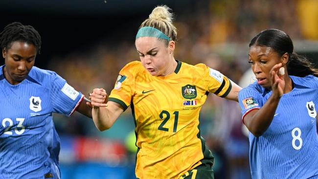 BRISBANE, AUSTRALIA - AUGUST 12: Ellie Carpenter of Australia competes for the ball against Vicki Becho and Grace Geyoro of France during the FIFA Women's World Cup Australia & New Zealand 2023 Quarter Final match between Australia and France at Brisbane Stadium on August 12, 2023 in Brisbane, Australia. (Photo by Bradley Kanaris/Getty Images)