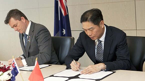 AFP Commissioner Andrew Colvin and Director General of China's National Narcotics Control Commission Hu Minglang sign Phase 2 of Taskforce Blaze.