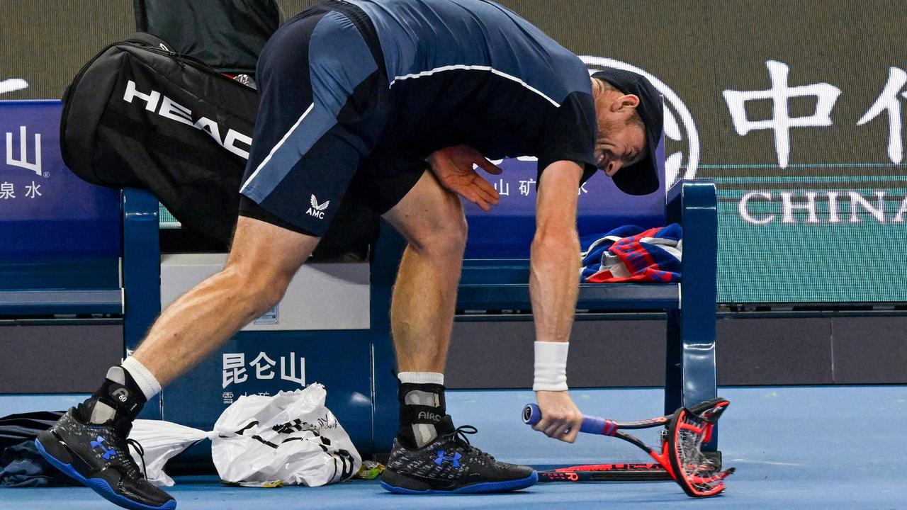 Murray lost his cool. (Photo by Pedro PARDO / AFP)