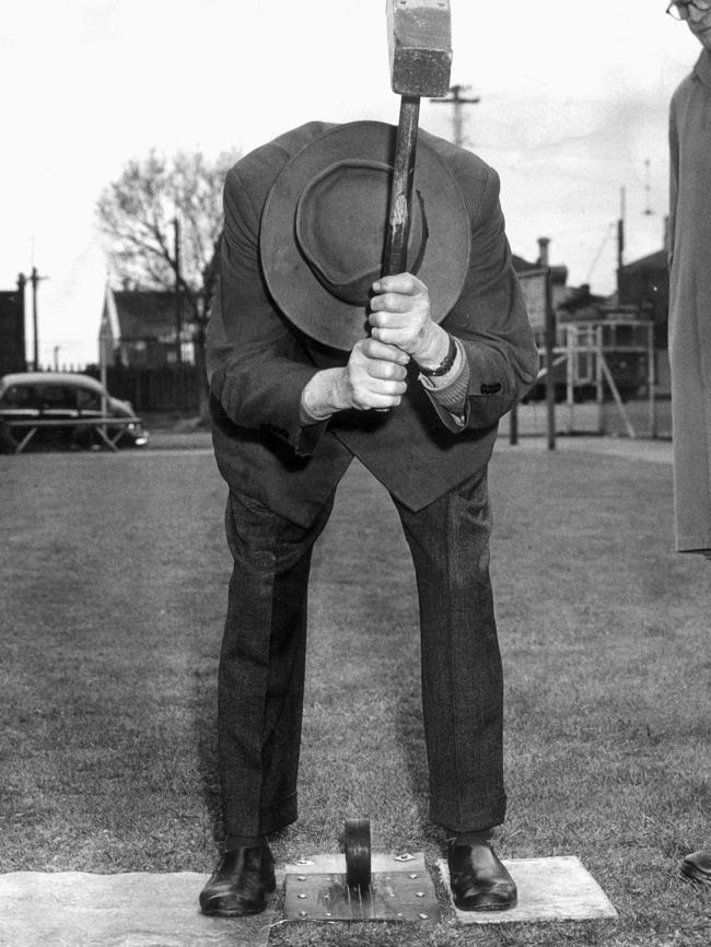 Player Bert Smith assumes the unique Trugo stance in 1958.