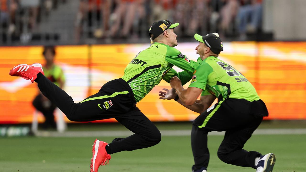 Cameron Bancroft and Daniel Sams of the Thunder collide while attempting to catch the ball. (Photo by Paul Kane/Getty Images)