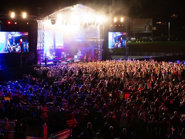 Daryl Braithwaite’s band gets the crowd up and clapping at Hay Mate in Tamworth. Picture: Luke Drew