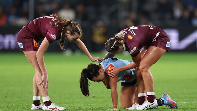 Great sportsmanship from the Queenslanders. Photo by Mark Kolbe/Getty Images