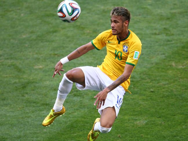 BELO HORIZONTE, BRAZIL - JUNE 28: Neymar of Brazil controls the ball during the 2014 FIFA World Cup Brazil round of 16 match between Brazil and Chile at Estadio Mineirao on June 28, 2014 in Belo Horizonte, Brazil. (Photo by Ian Walton/Getty Images)