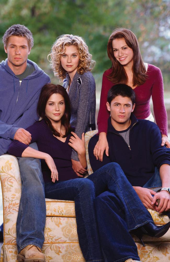 Bush (front, left) with her One Tree Hill castmates.