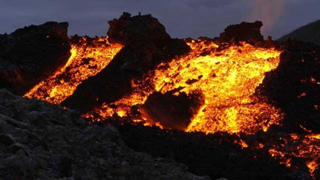 Watch Lava And Smoke Pours Out After Volcano Eruption In Iceland The Courier Mail 