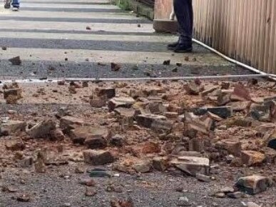 Part of a building has fallen onto a footpath in the Muswellbrook central business district following the quake which rocked the Hunter.