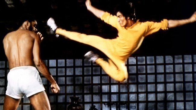 Versnipperd dood ontsnapping uit de gevangenis Bruce Lee's iconic yellow jumpsuit from the film Game of Death for sale |  The Australian