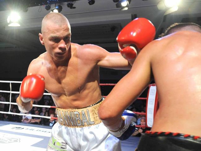 Kingscliff boxer Josh Frederiksen is on his way to claiming the Australia Light Heavy Weight title on the Gold Coast despite breaking his right hand in the fourth round of the 10 round bout.