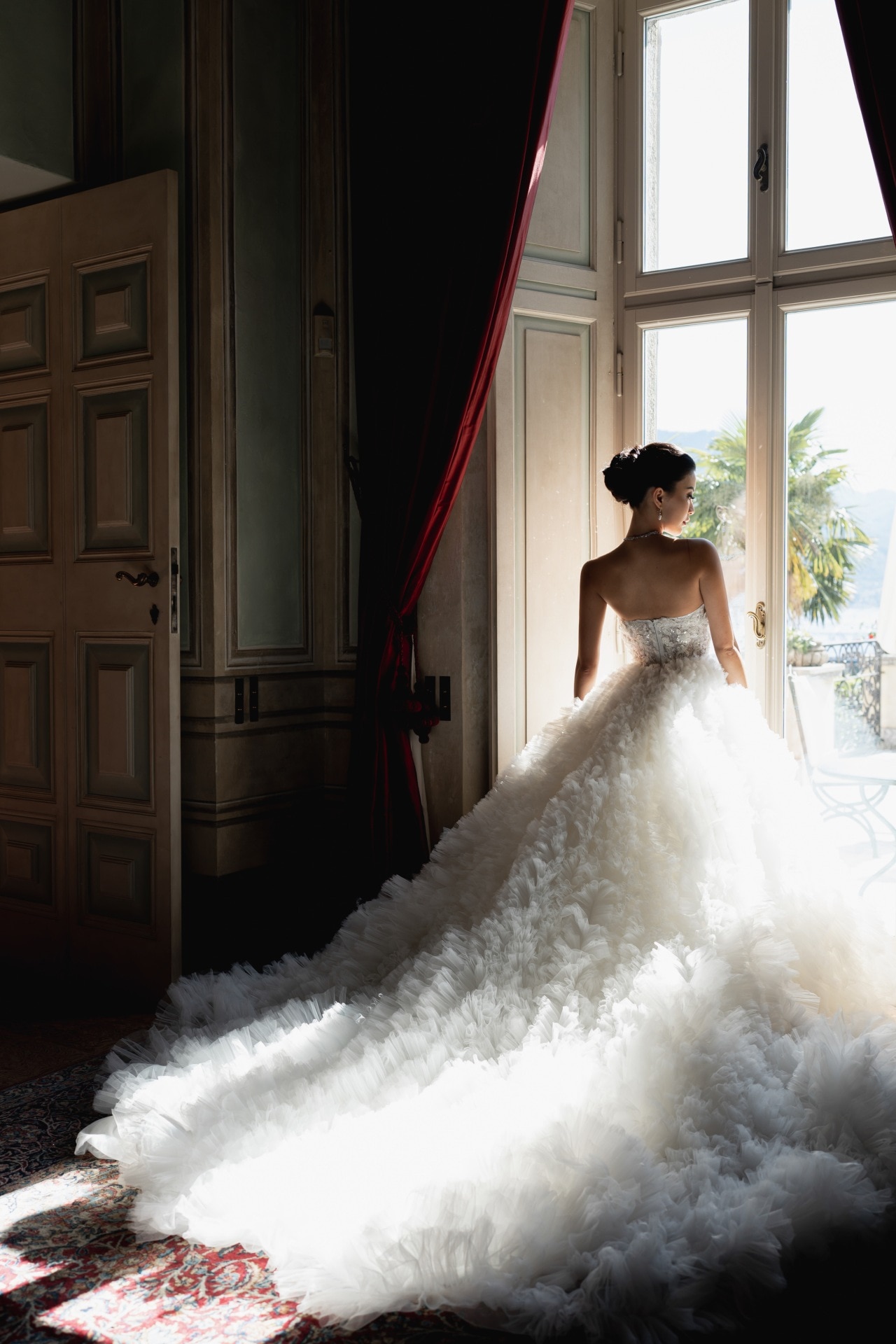 This Bride Wore 5 Dresses For Her Wedding At The 'House Of Gucci' Mansion -  Vogue Australia