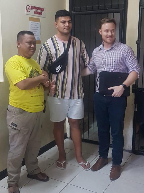 David Fifita shakes hands with the victim Dani Irawan and Broncos manager Adam Walsh inside Kuta Police Station.