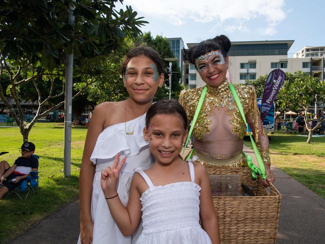DARWIN, AUSTRALIA Sunday, 31 December, 2023:DARWIN NEW YEARS EVE 2023 Pania Reid and Honey Reid with Fair Jill pose for a photo at Darwin Waterfront. Picture: Pema Tamang Pakhrin