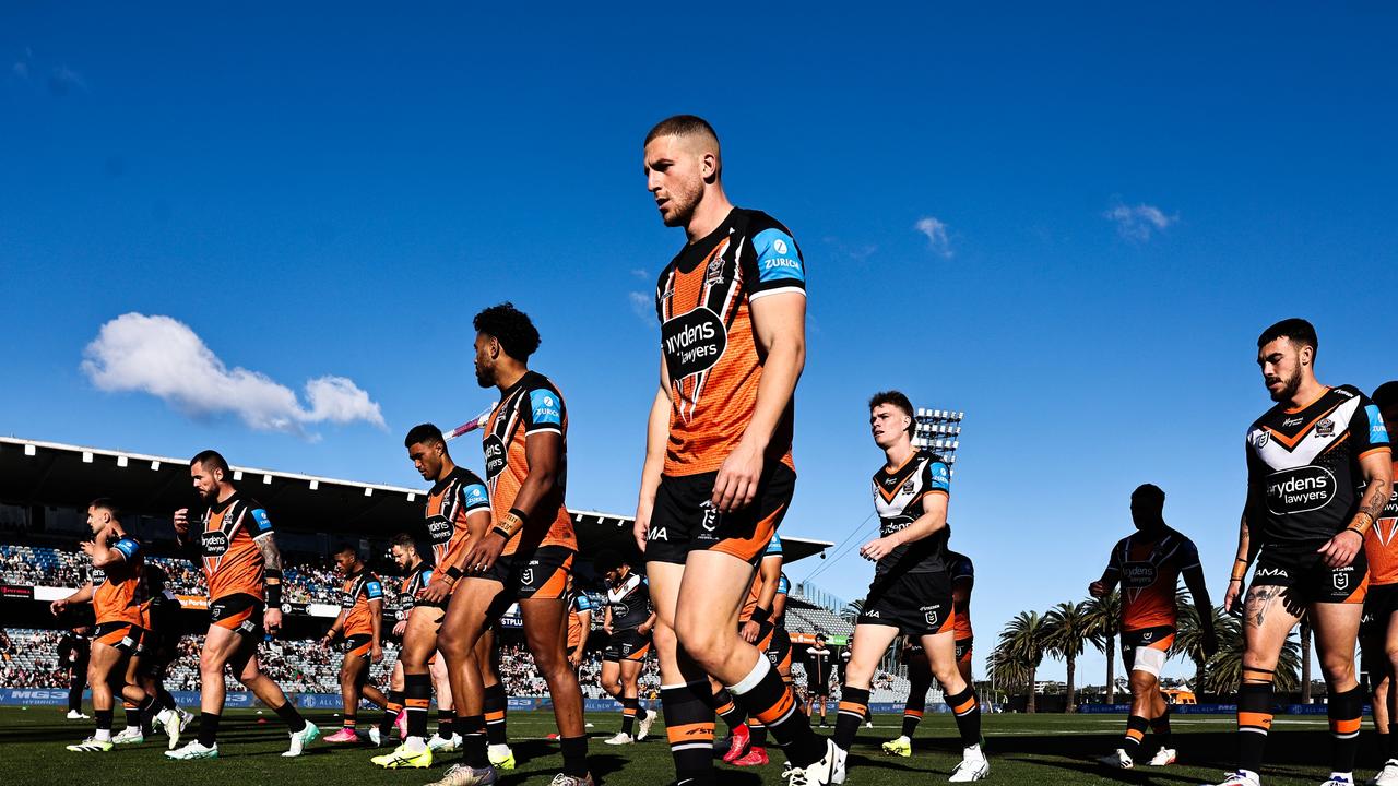 GOSFORD, AUSTRALIA – JULY 20: Tigers warm up ahead of the round 20 NRL match between South Sydney Rabbitohs and Wests Tigers at Industree Group Stadium, on July 20, 2024, in Gosford, Australia. (Photo by Mark Evans/Getty Images)