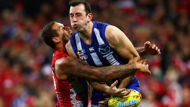 SYDNEY, AUSTRALIA - MAY 27: Todd Goldstein of the Kangaroos is tackled by Lance Franklin of the Swans during the round 10 AFL match between the Sydney Swans and the North Melbourne Kangaroos at Sydney Cricket Ground on May 27, 2016 in Sydney, Australia. (Photo by Cameron Spencer/Getty Images)