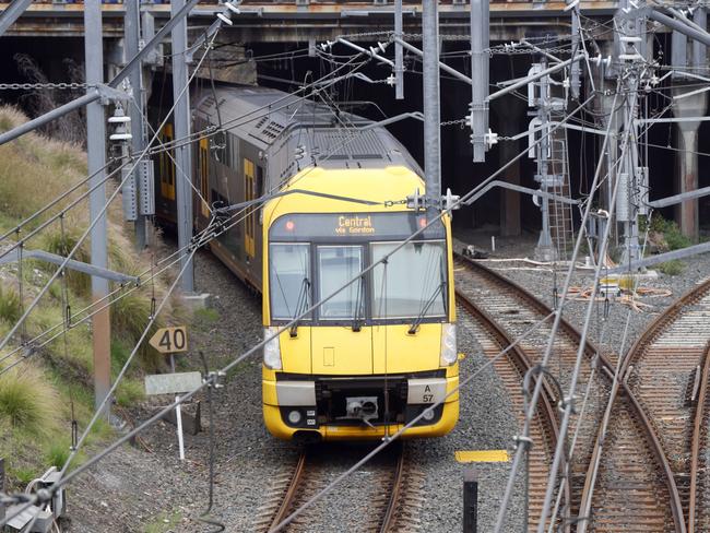 SYDNEY, AUSTRALIA - NewsWire Photos OCTOBER 16, 2024: A train leaving Hornsby train station.Picture: NewsWire / Damian Shaw