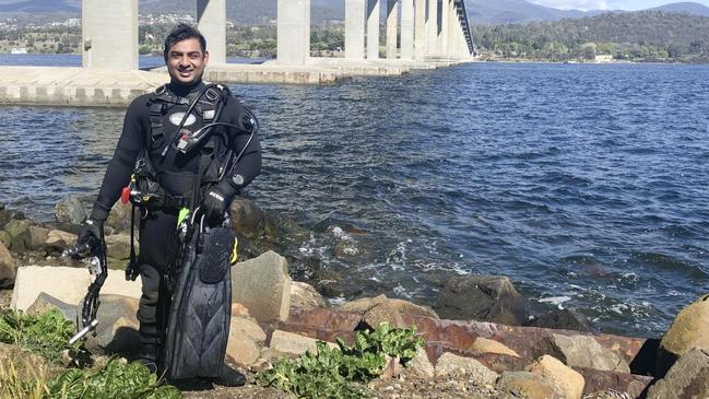 Diver Aruna De Silva captured the wreck of the Lake Illawarra in the River Derwent.