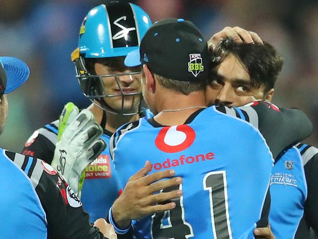 GEELONG, AUSTRALIA - JANUARY 03:  Rashid Khan of the Strikers is congratulated by  his teammates after dismissing Cameron White of the Renegades during the Big Bash League match between the Melbourne Renegades and the Adelaide Strikers at GMHBA Stadium on January 03, 2019 in Geelong, Australia. (Photo by Scott Barbour/Getty Images)