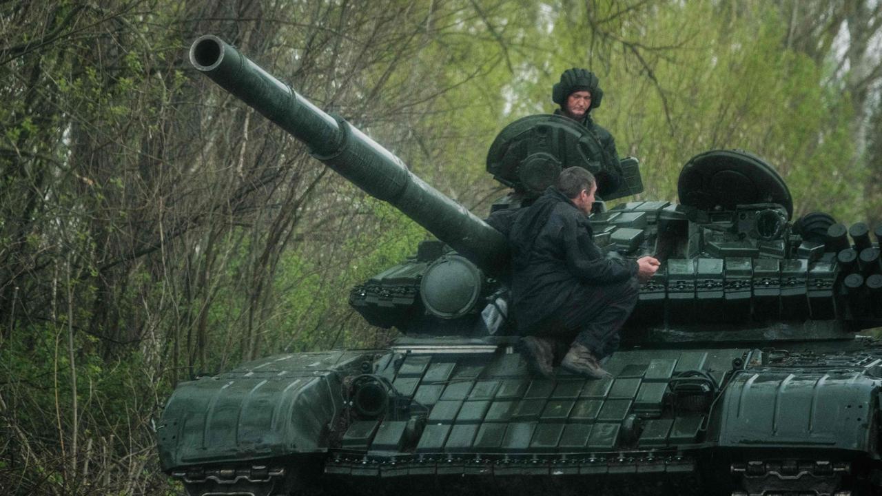 Ukrainian soldiers pictured on a tank near Lyman, eastern Ukraine. Picture: Yasuyoshi Chiba / AFP